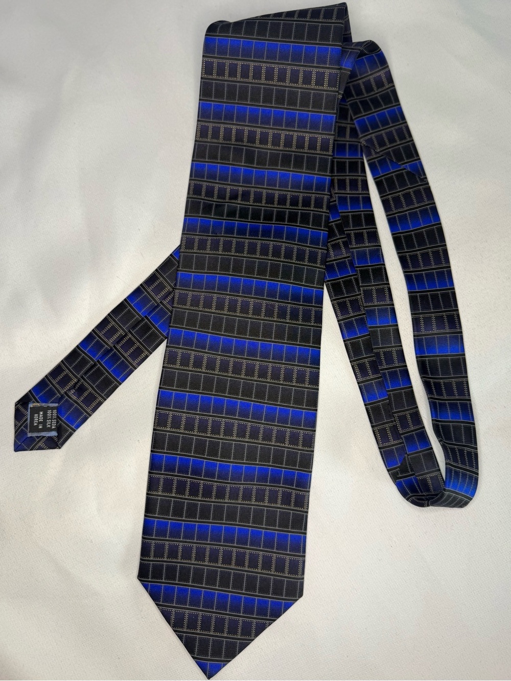 Alexander Julian - 100% Silk Classic Blue and Black Patterned Men's Tie